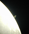 � A. Murner; Saturnbedeckung durch den Mond am 03.11.2001 zwischen 22:00 Uhr und 23:10 Uhr. Aufgenommen mit einer Olympus C 2020 zoom an einem Skywatcher Newton 200/1000, Okularprojektion mit einem 5 mm Easyview-Okular.