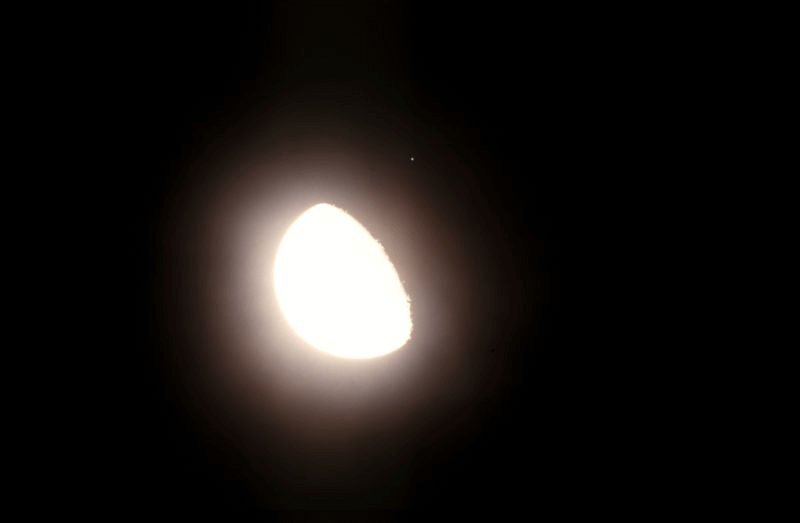 © Eike Runschke; Regulus-Bedeckung durch den Mond mit einem R 200 SS, auf Fujichrome Sensia 100 aufgenommen. Ort: Georgsmarienhütte