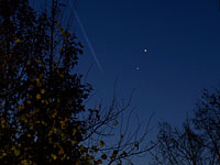 � Katja M�llenbruck; Venus und Jupiter am 3.11.2004 6:43 Uhr MEZ; Kodak Digitalkamera DX 6490 auf Stativ; f/3.2, Belichtungszeit 4 sec., ISO 100.