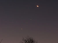� Katja M�llenbruck; Venus, Jupiter und Mond am 9.11.2004 7:06 Uhr MEZ; Kodak Digitalkamera DX 6490 auf Stativ.