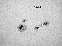 � M. Neuerer; Sonne am 12.08.2001 - Die Aufnahmen sind mit einem 180er TMB Apo (abgeblendet auf 140 mm) gemacht. Als Kamera diente eine Nikon Coolpix 880 Digitalkamera mit 6 mm LV Okular.